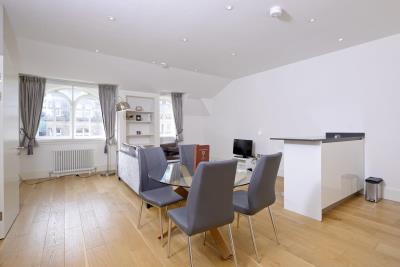 Superior Two Bedroom Apartment - St. Andrew's Square 